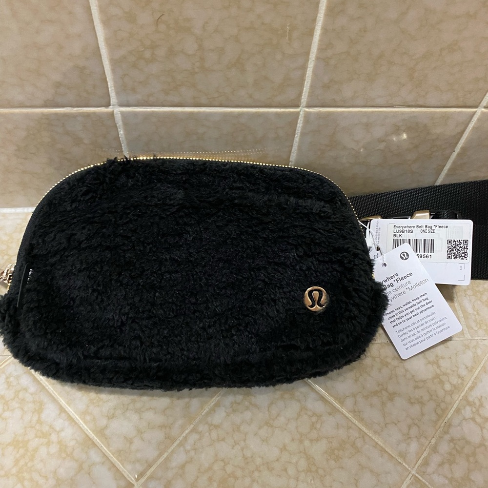 Lululemon black sherpa Everywhere Belt Bag NWT